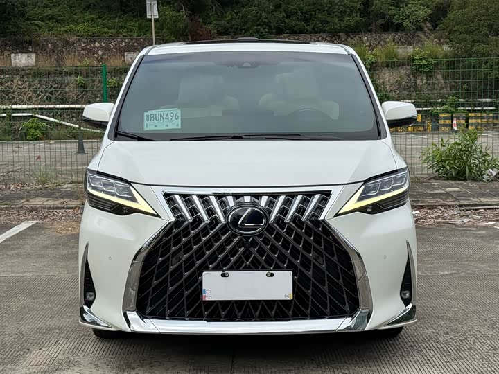 Фото 2 - Lexus LM