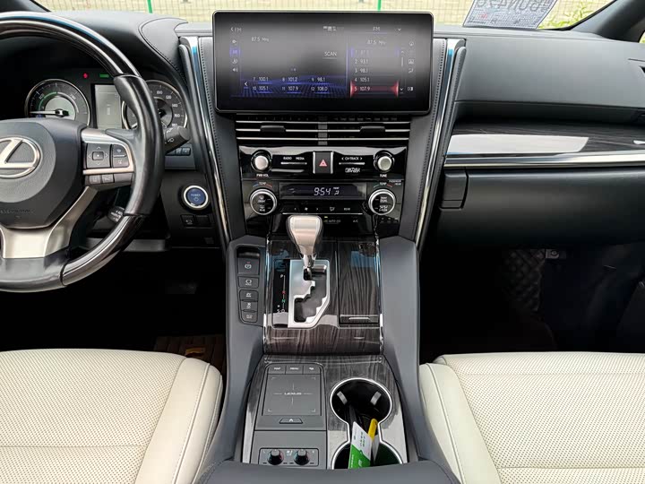 Фото 9 - Lexus LM