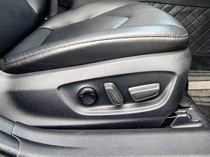 Фото 4 - Toyota Camry