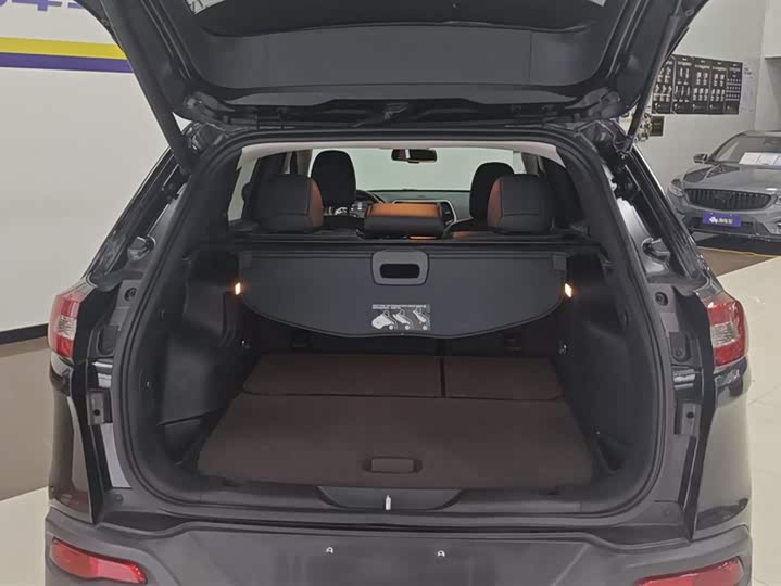 Фото 4 - Jeep Cherokee