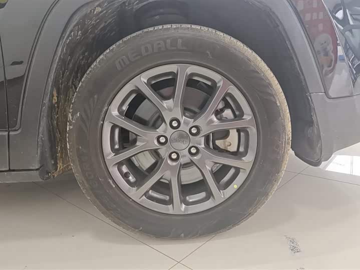 Фото 6 - Jeep Cherokee