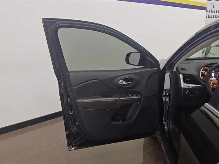 Фото 7 - Jeep Cherokee