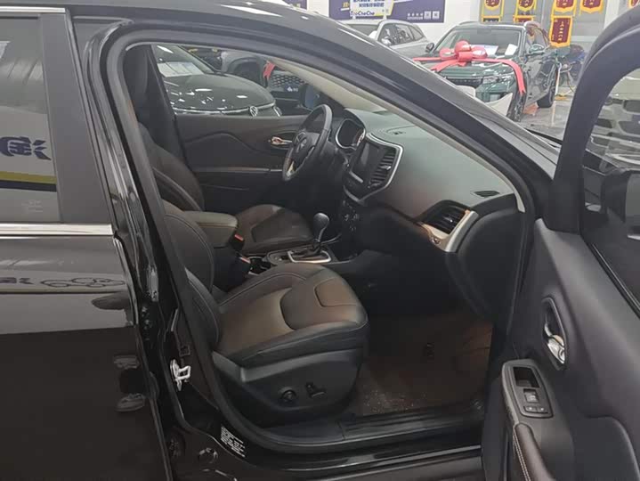 Фото 8 - Jeep Cherokee