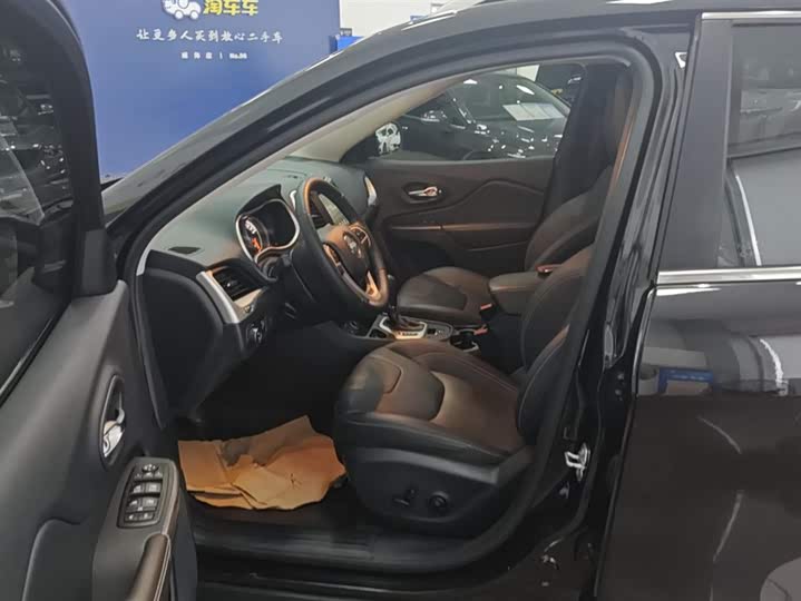 Фото 9 - Jeep Cherokee