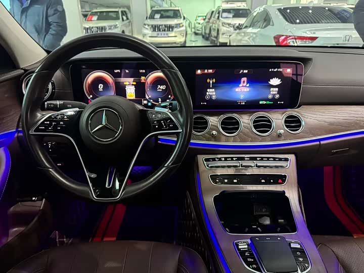 Фото 5 - Mercedes-Benz E-Class