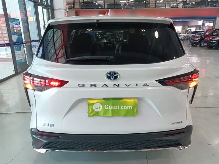 Фото 6 - Toyota Granvia