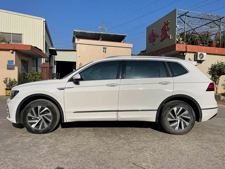 Фото 4 - Volkswagen Tiguan L Hybrid
