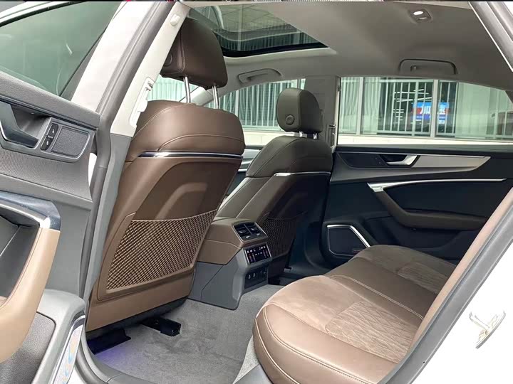 Фото 6 - Audi A7L