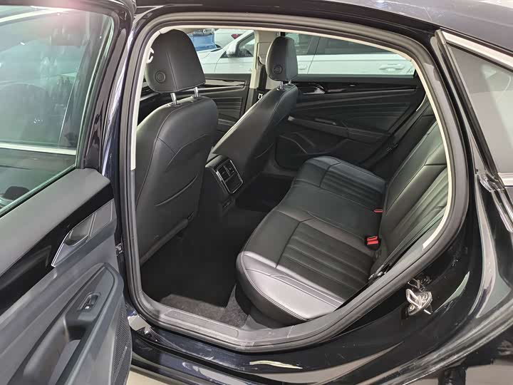 Фото 7 - Volkswagen Passat