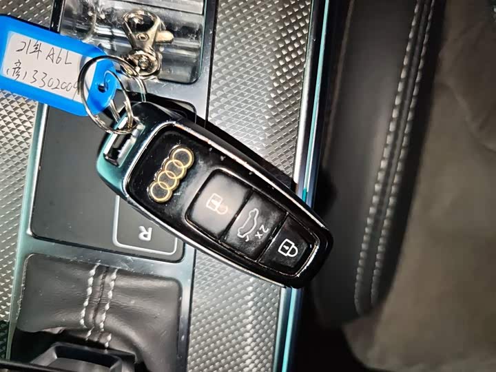 Фото 9 - Audi A6L Hybrid