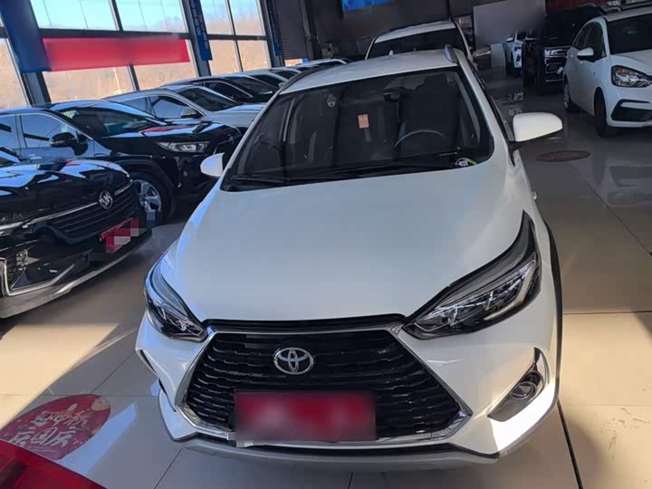 Фото 3 - Toyota Yaris L Hatchback