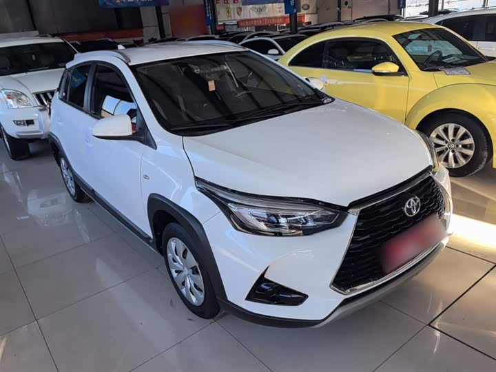 Фото 4 - Toyota Yaris L Hatchback