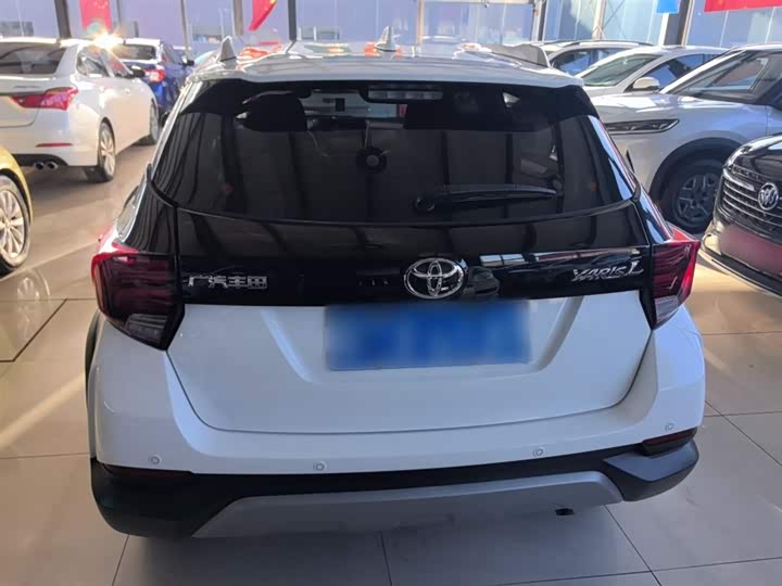 Фото 6 - Toyota Yaris L Hatchback