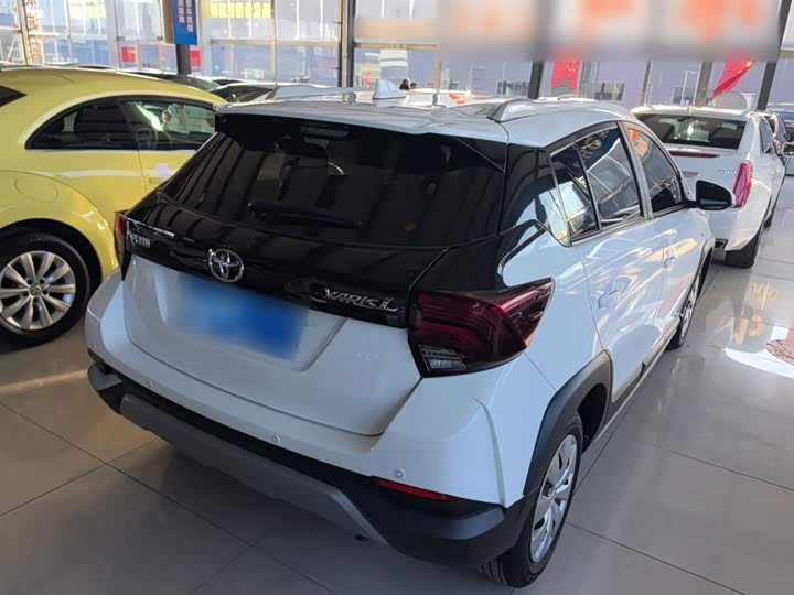 Фото 7 - Toyota Yaris L Hatchback