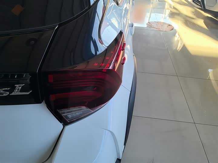 Фото 8 - Toyota Yaris L Hatchback