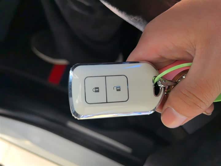 Фото 9 - Toyota Yaris L Hatchback