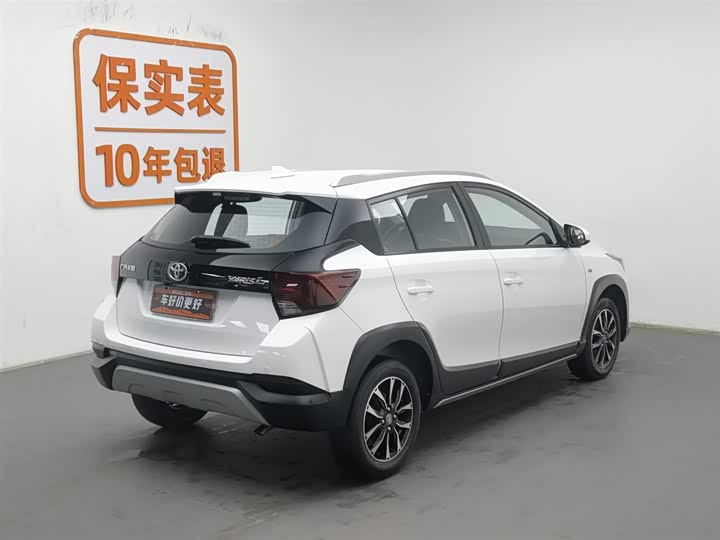 Фото 2 - Toyota Yaris L Hatchback