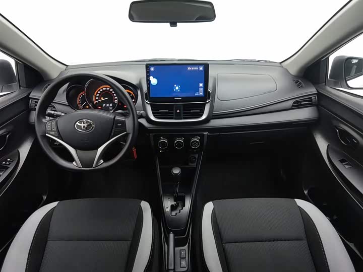 Фото 5 - Toyota Yaris L Hatchback