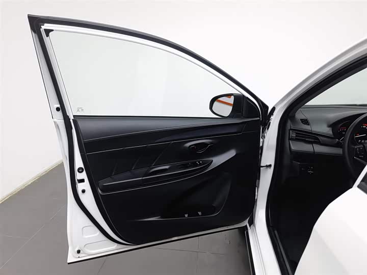 Фото 8 - Toyota Yaris L Hatchback