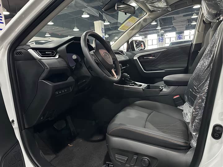 Фото 4 - Toyota RAV4