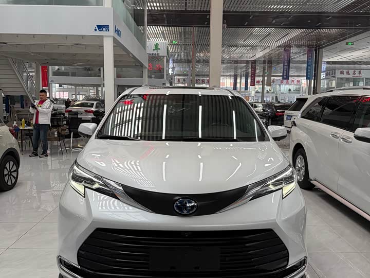 Фото 2 - Toyota Sienna