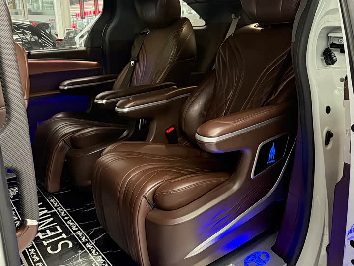 Фото 6 - Toyota Sienna