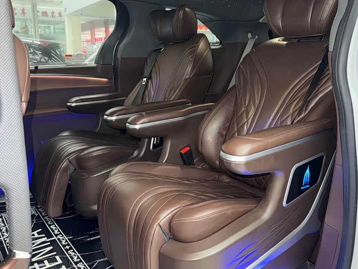 Фото 7 - Toyota Sienna