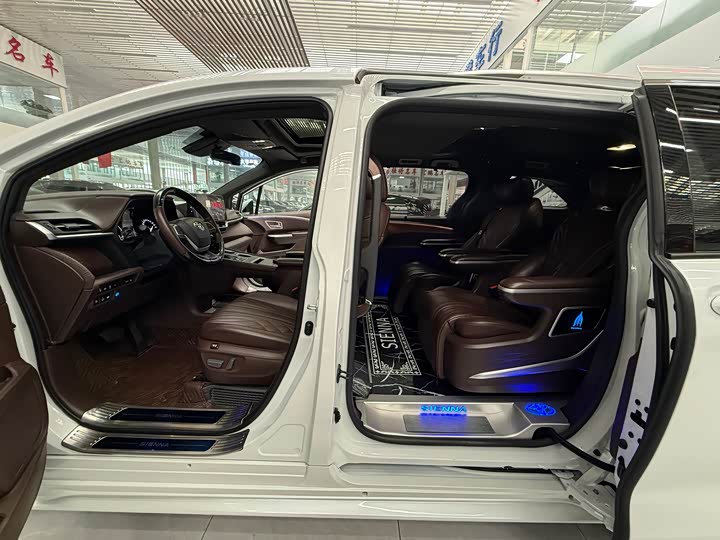 Фото 9 - Toyota Sienna