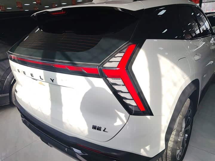 Фото 8 - Geely Atlas L