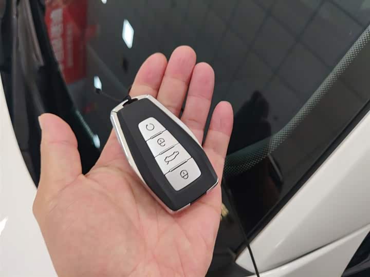 Фото 9 - Geely Atlas L