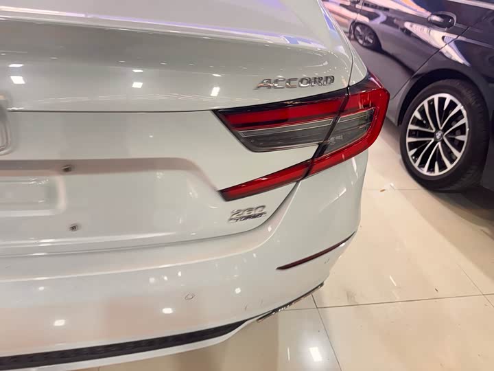 Фото 9 - Honda Accord