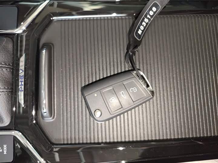 Фото 9 - Volkswagen Passat Hybrid