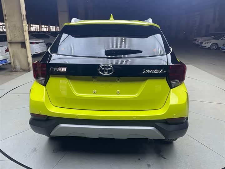 Фото 6 - Toyota Yaris L Hatchback