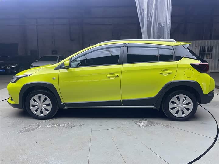 Фото 8 - Toyota Yaris L Hatchback