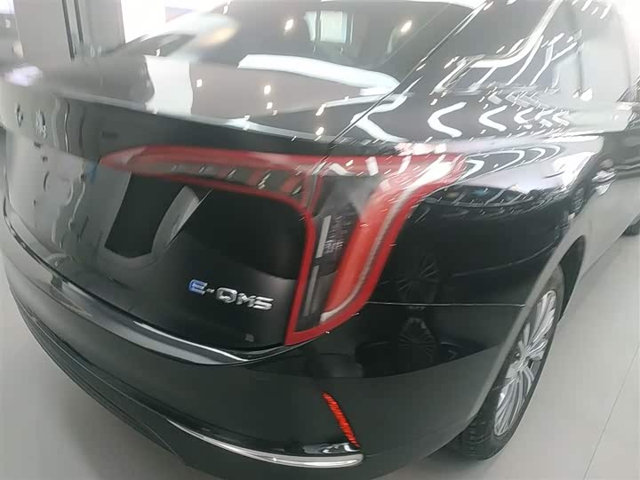 Фото 8 - Hongqi E-QM5