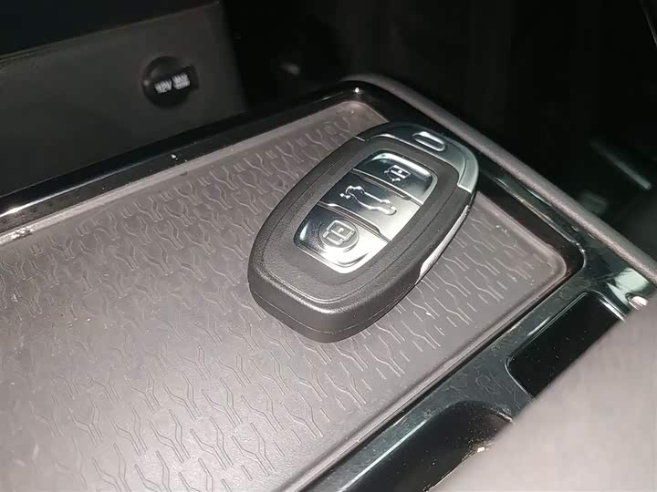 Фото 9 - Hongqi E-QM5