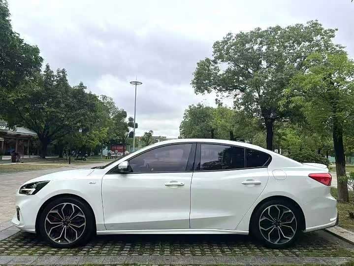 Фото 4 - Ford Focus