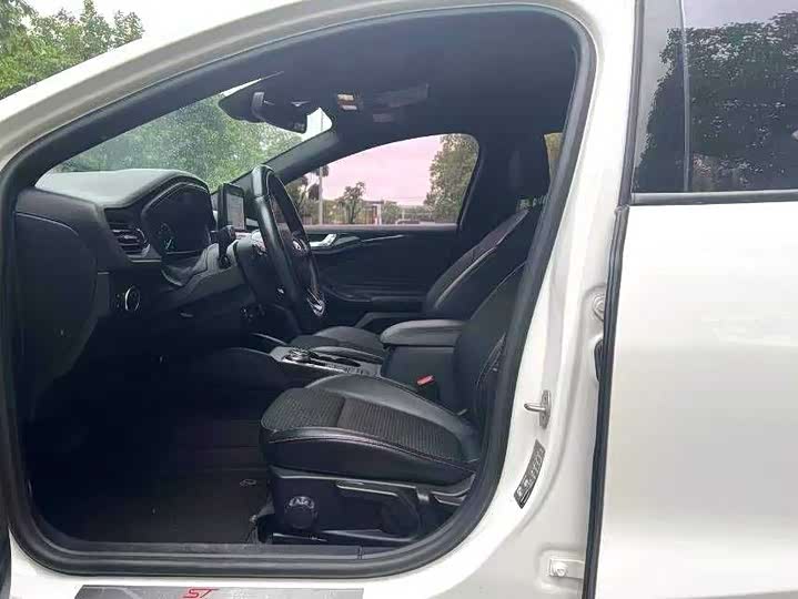 Фото 7 - Ford Focus