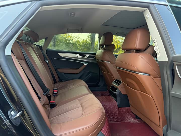 Фото 9 - Audi A7L