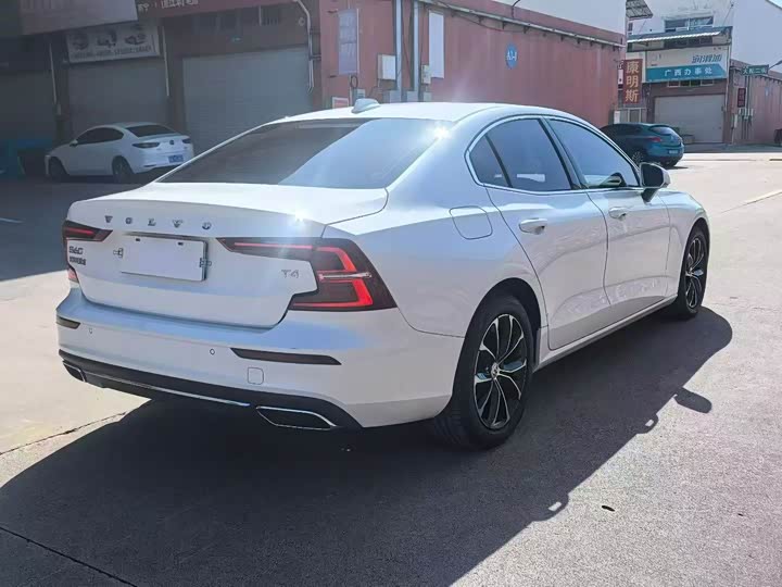 Фото 9 - Volvo S60