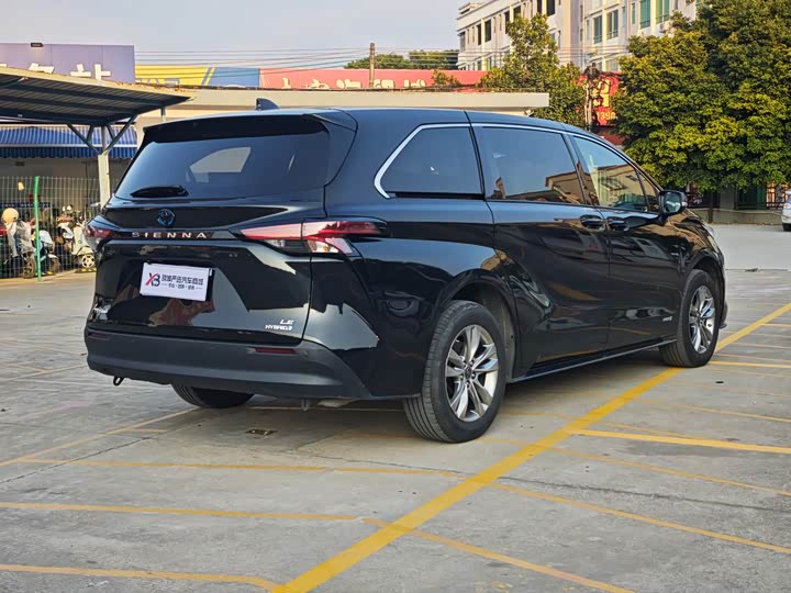 Фото 7 - Toyota Sienna