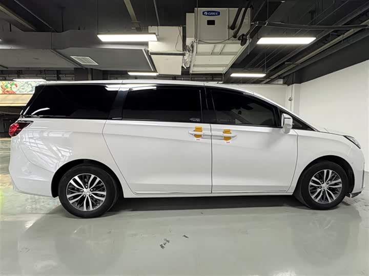 Фото 9 - Buick GL8 ES