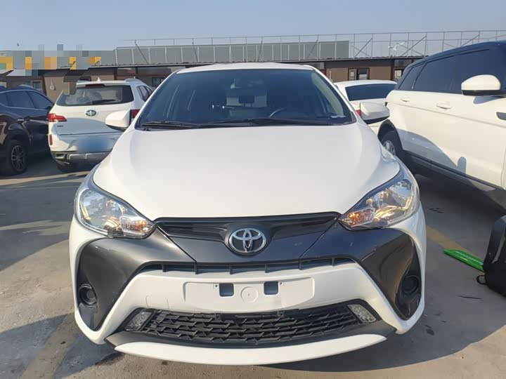 Фото 3 - Toyota Yaris L Hatchback