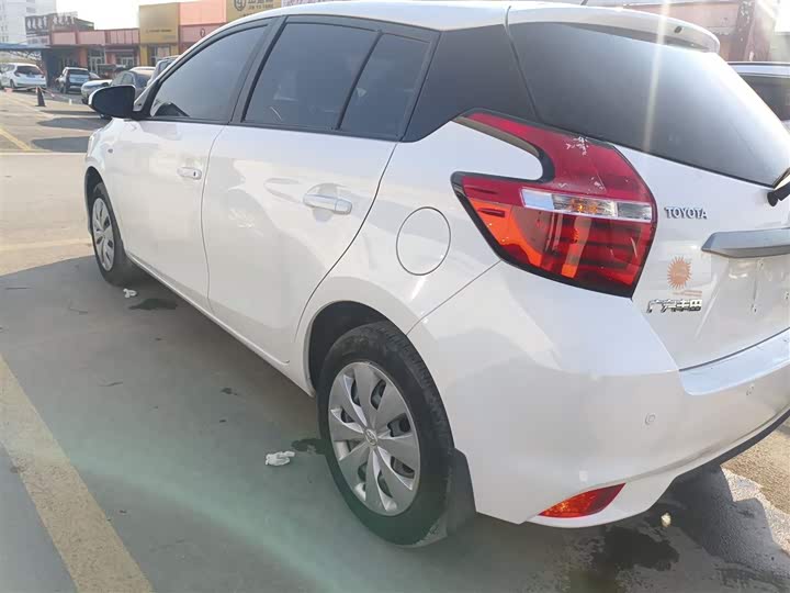 Фото 5 - Toyota Yaris L Hatchback