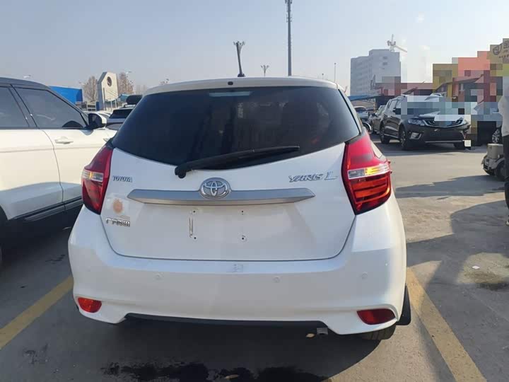 Фото 6 - Toyota Yaris L Hatchback