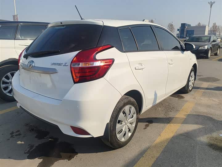 Фото 7 - Toyota Yaris L Hatchback