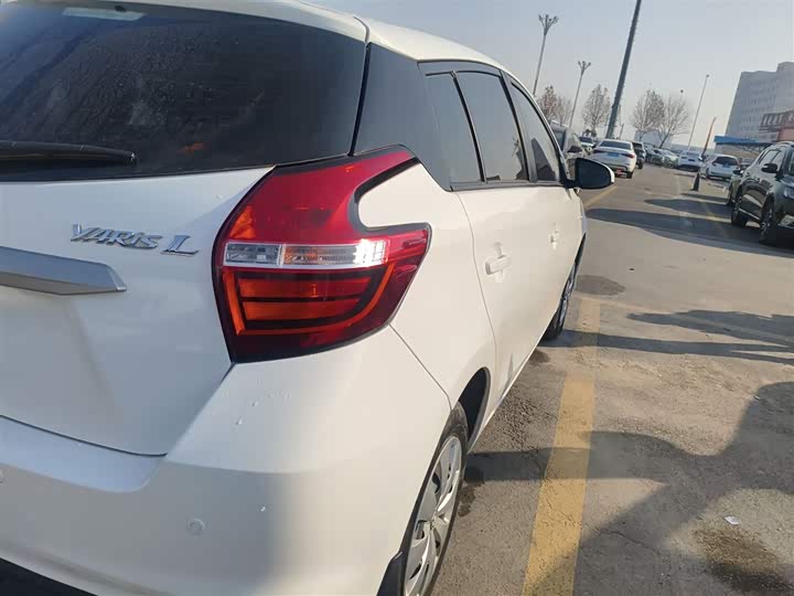 Фото 8 - Toyota Yaris L Hatchback