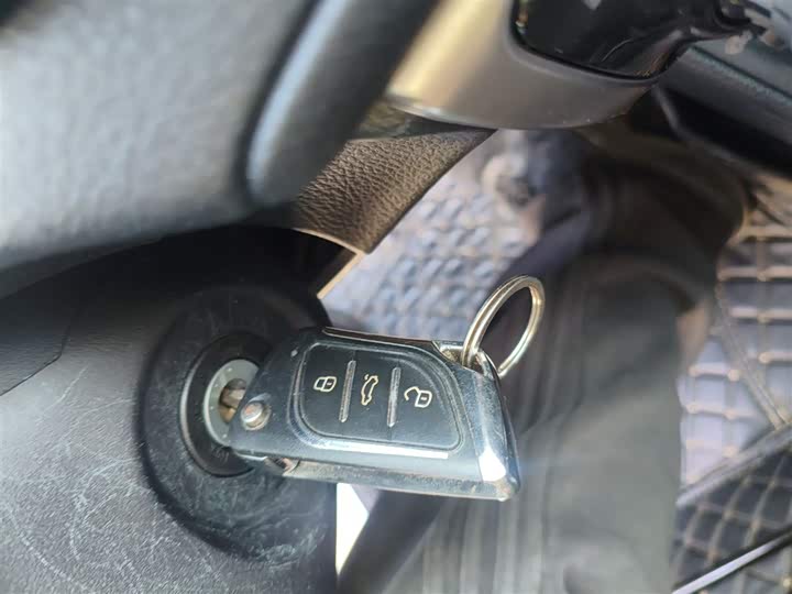 Фото 9 - Toyota Yaris L Hatchback