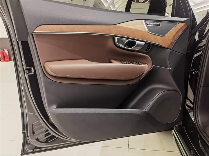 Фото 8 - Volvo XC90