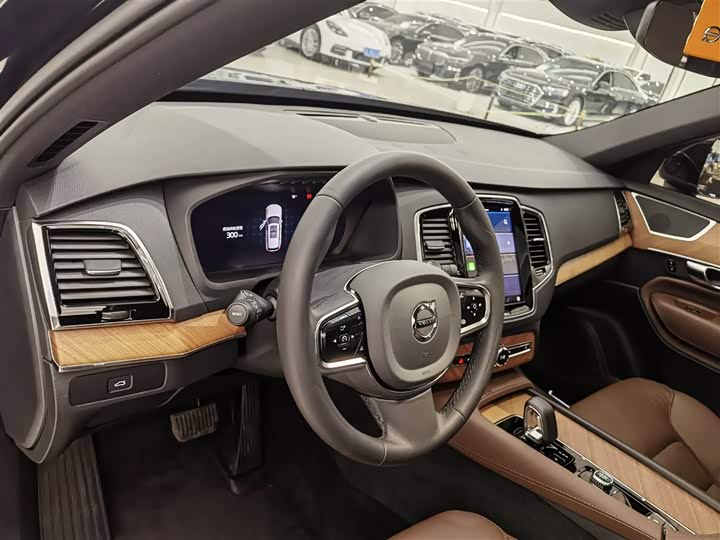 Фото 9 - Volvo XC90